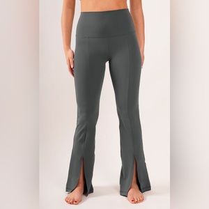 90 DEGREE BY REFLEX Nude Tech All Day Flared Leggings. Size Medium.